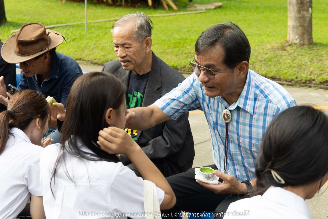 ม.แม่โจ้ เจิมหน้า-ผูกข้อมือ รับขวัญน้องใหม่ลูกแม่โจ้รุ่น 91