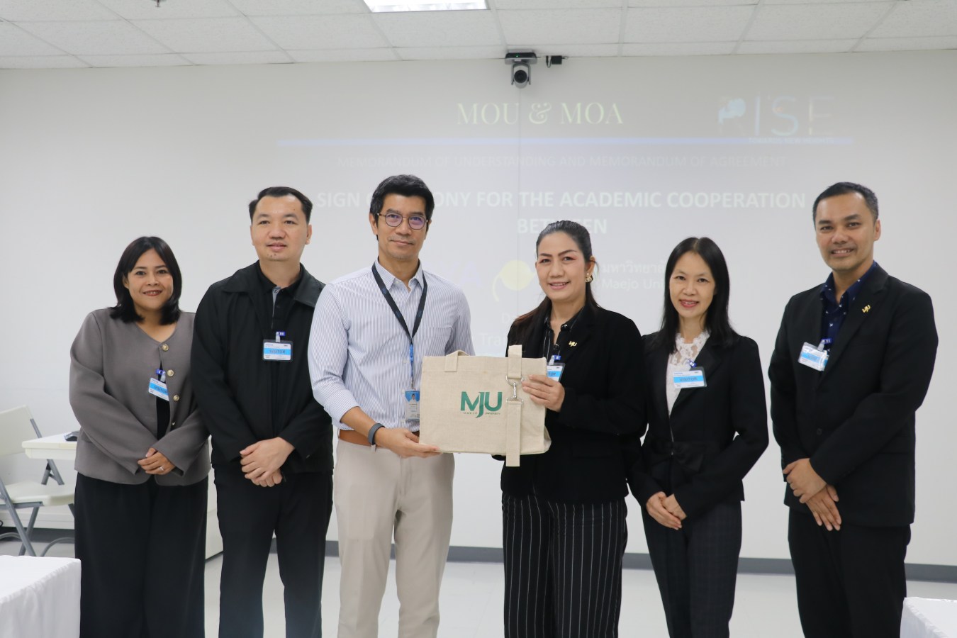 คณะวิทยาศาสตร์ มหาวิทยาลัยแม่โจ้ จับมือ บริษัท โฮยา ลำพูน จำกัด (HLAM)  ร่วมวิจัยรีไซเคิลเศษพลาสติก มุ่งเป้าความยั่งยืนตามแนวคิด ESG