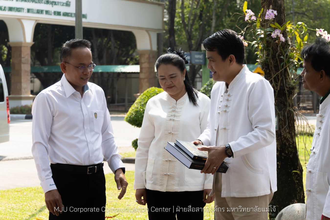 รองปลัดกระทรวงมหาดไทย สักการะสิ่งศักดิ์ ม.แม่โจ้