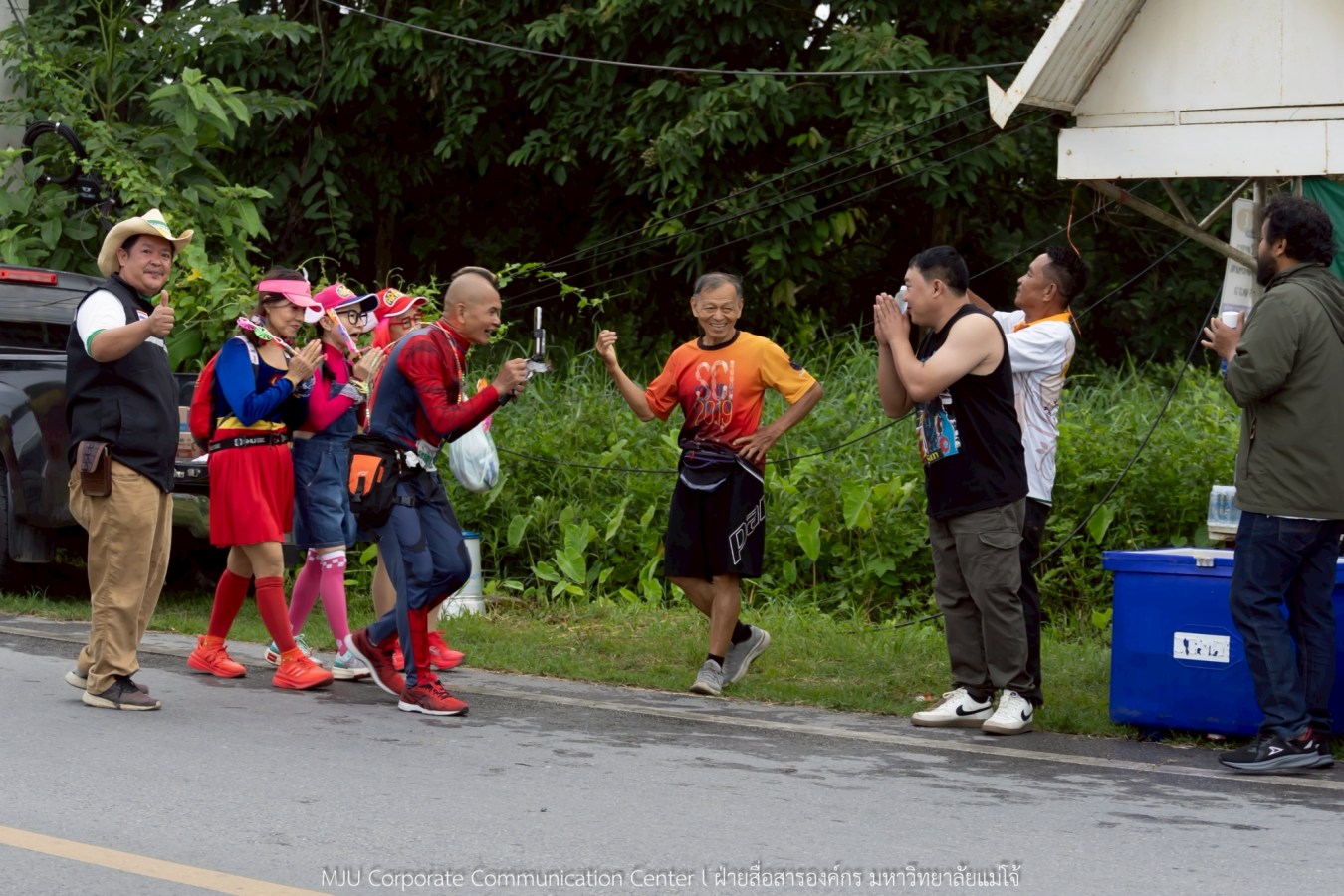 10 กิโลแห่งรอยยิ้ม ประเพณี เดินวิ่ง แม่โจ้ – สันทราย  ชาวสันทราย รุ่นพี่ ศิษย์เก่า  ร่วมต้อนรับอินทนิลช่อที่ 91 กว่า 6,200 คน อย่างอบอุ่น
