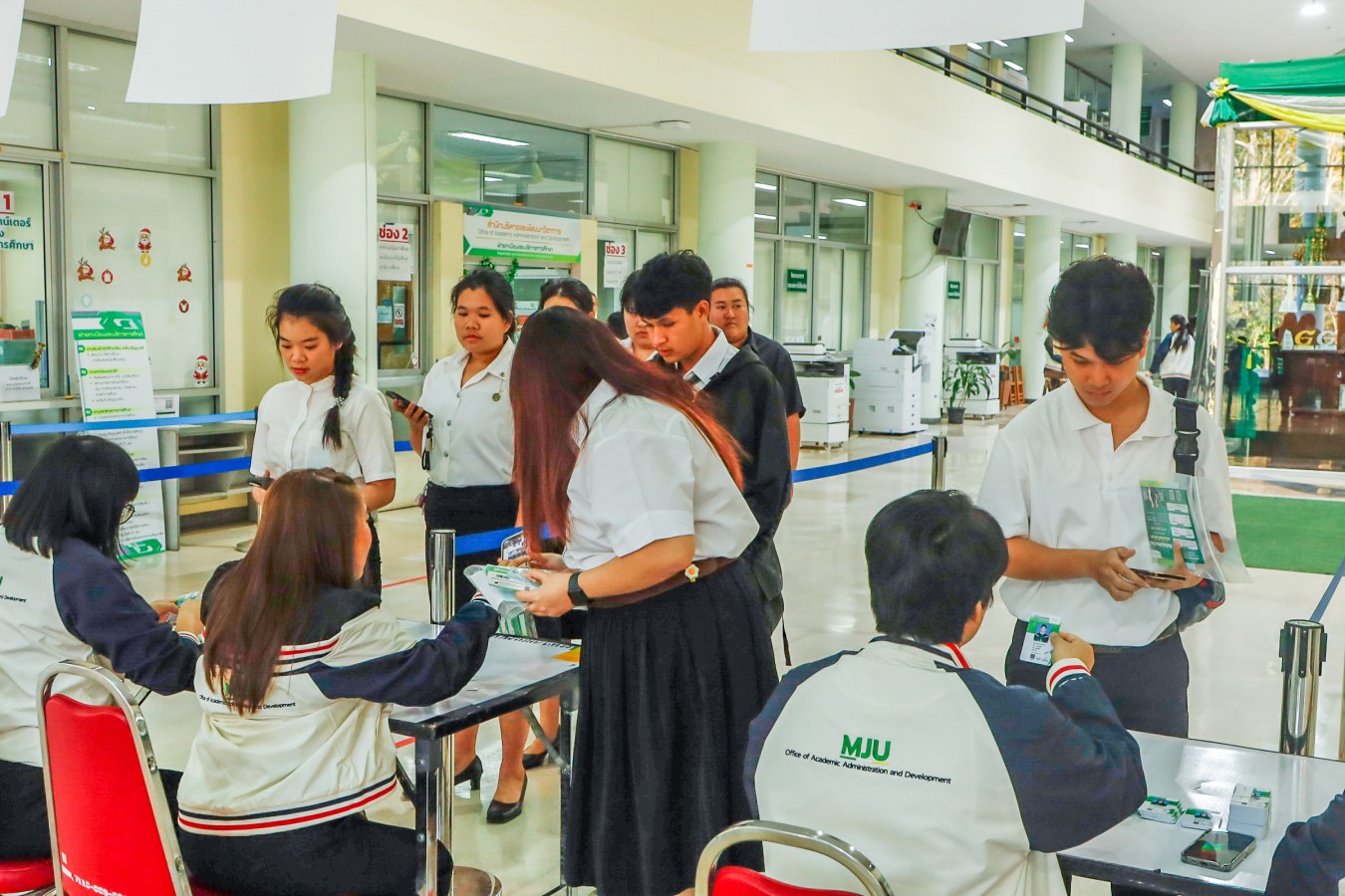 Congratulations    บรรยากาศ      บัณฑิตแม่โจ้ รายงานตัวเตรียมเข้าพิธีพระราชทานปริญญาบัตร ครั้งที่ 48