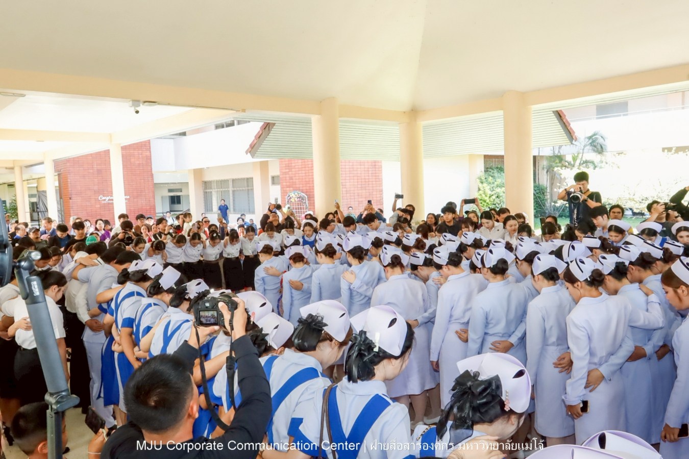 พยาบาลแม่โจ้ รุ่น 1 ประดับแถบหมวก-รับเข็มวิทยฐานะ พร้อมก้าวสู่พยาบาลวิชาชีพอย่างเป็นทางการ