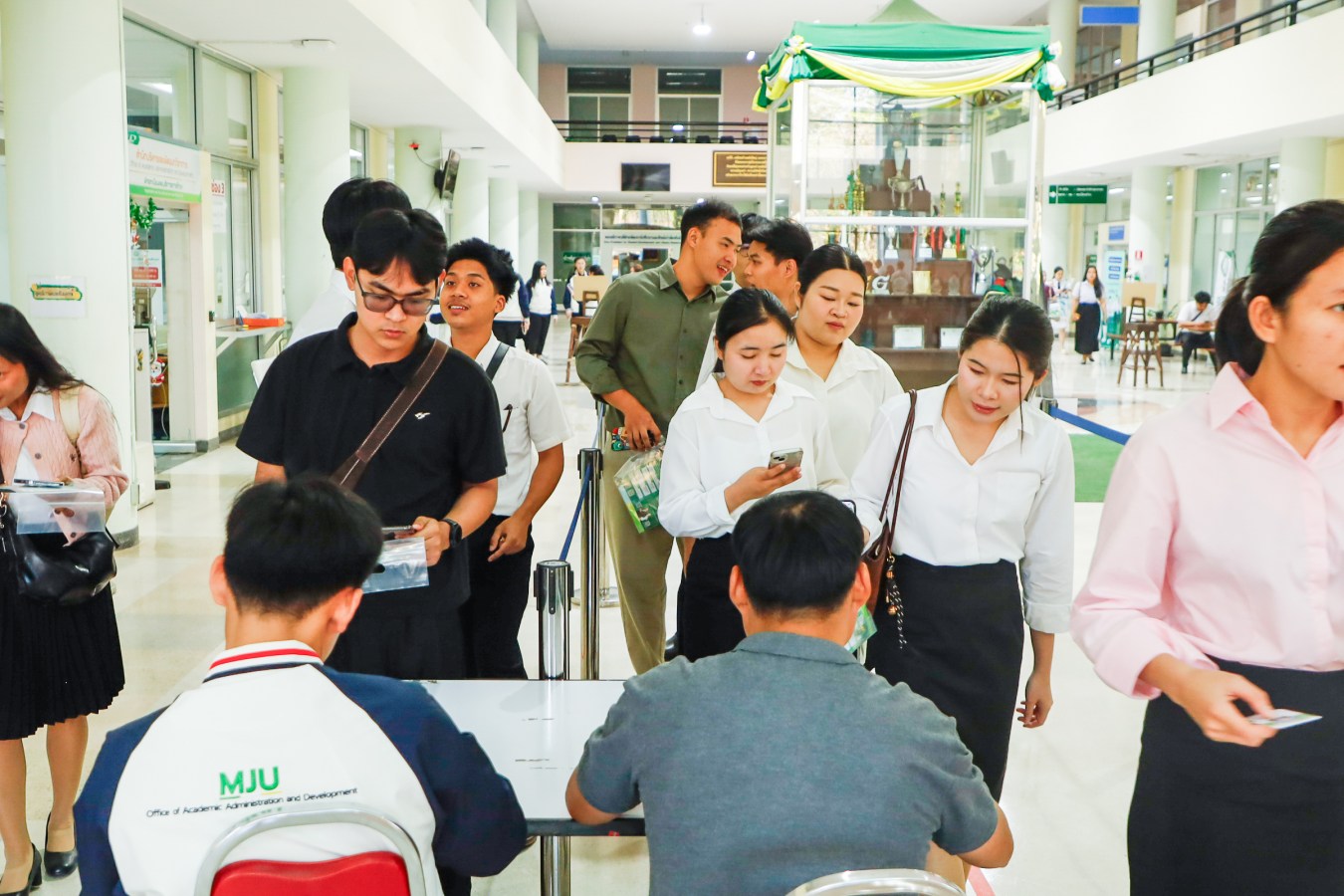 Congratulations    บรรยากาศ      บัณฑิตแม่โจ้ รายงานตัวเตรียมเข้าพิธีพระราชทานปริญญาบัตร ครั้งที่ 48