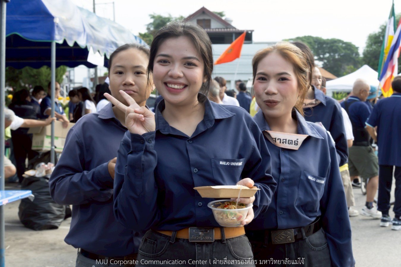 10 กิโลแห่งรอยยิ้ม ประเพณี เดินวิ่ง แม่โจ้ – สันทราย  ชาวสันทราย รุ่นพี่ ศิษย์เก่า  ร่วมต้อนรับอินทนิลช่อที่ 91 กว่า 6,200 คน อย่างอบอุ่น