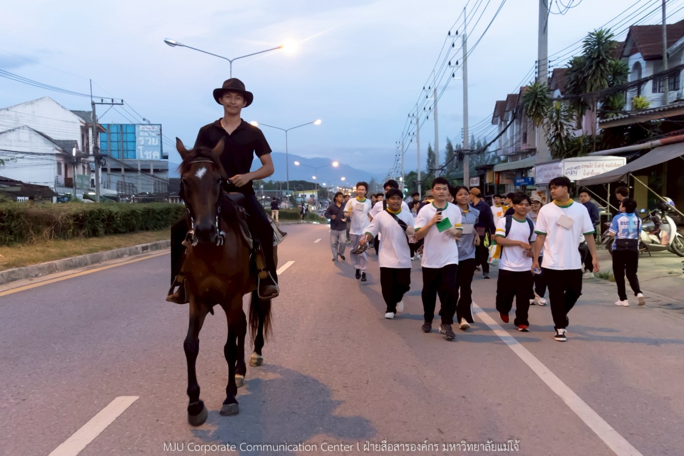 10 กิโลแห่งรอยยิ้ม ประเพณี เดินวิ่ง แม่โจ้ – สันทราย  ชาวสันทราย รุ่นพี่ ศิษย์เก่า  ร่วมต้อนรับอินทนิลช่อที่ 91 กว่า 6,200 คน อย่างอบอุ่น