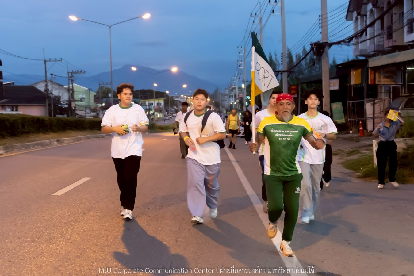 10 กิโลแห่งรอยยิ้ม ประเพณี เดินวิ่ง แม่โจ้ – สันทราย  ชาวสันทราย รุ่นพี่ ศิษย์เก่า  ร่วมต้อนรับอินทนิลช่อที่ 91 กว่า 6,200 คน อย่างอบอุ่น