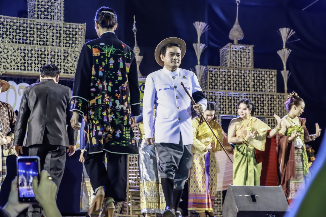 ม.แม่โจ้ ร่วมงาน OTOP และของดีอำเภอสันทราย  คว้ารองชนะเลิศเดินแบบผ้าไทยใส่ให้สนุก