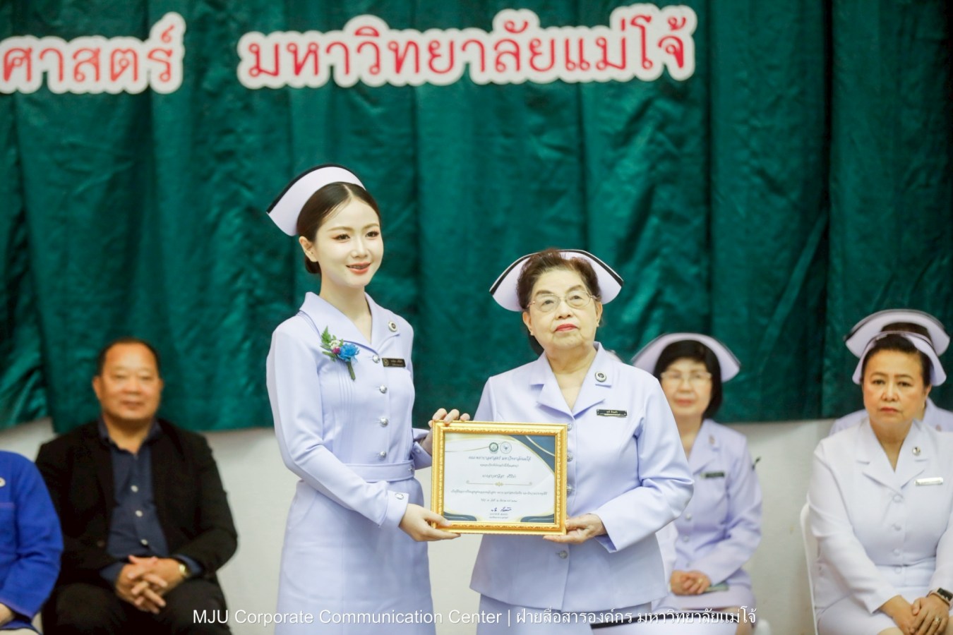 พยาบาลแม่โจ้ รุ่น 1 ประดับแถบหมวก-รับเข็มวิทยฐานะ พร้อมก้าวสู่พยาบาลวิชาชีพอย่างเป็นทางการ