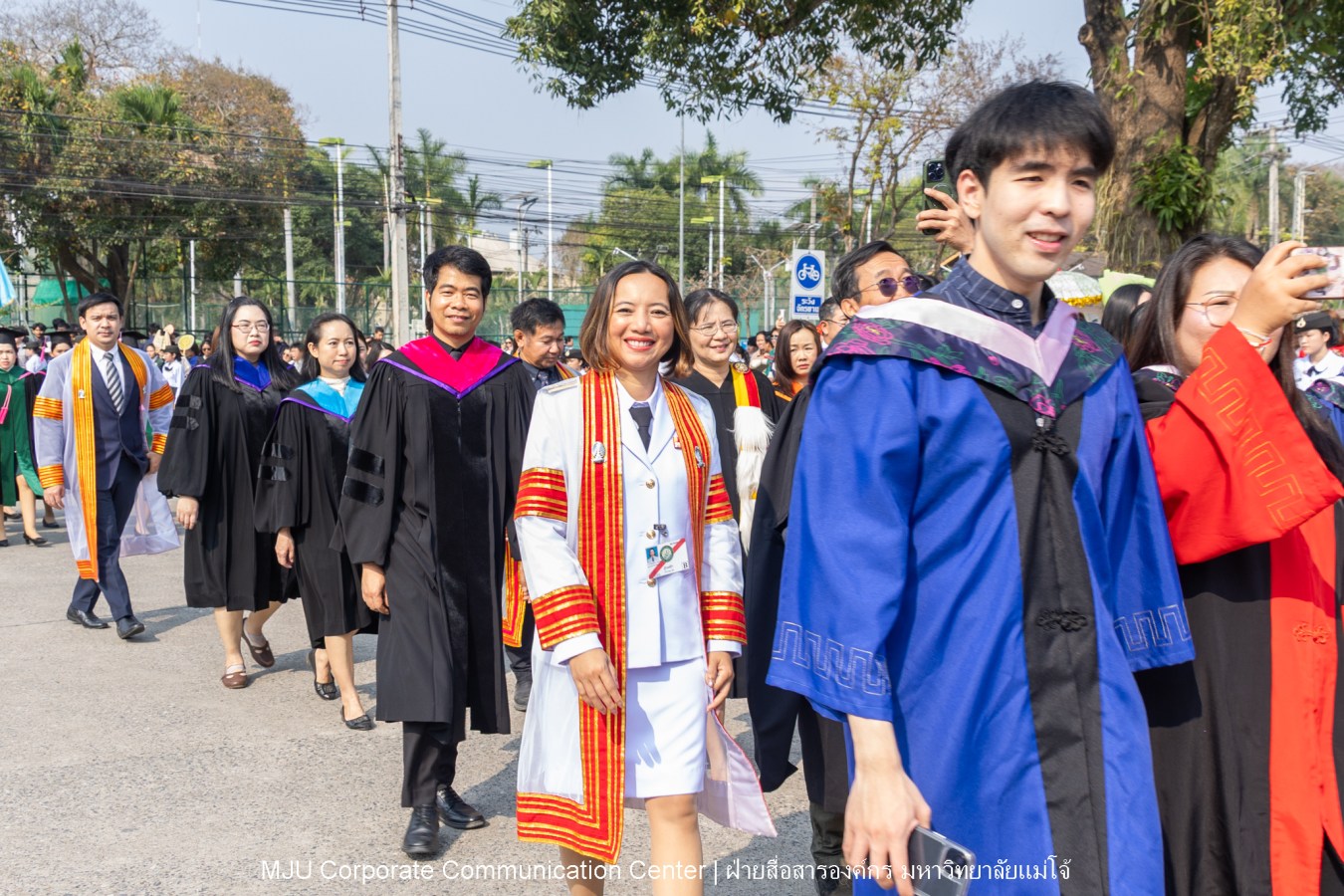 บรรยากาศ พิธีพระราชทานปริญญาบัตร มหาวิทยาลัยแม่โจ้ ประจำปีการศึกษา2567-2568 ครั้งที่ 48  ในวันที่ 19 กุมภาพันธ์ พ.ศ.2569 ณ ศูนย์กีฬาเฉลิมพระเกียรติ มหาวิทยาลัยแม่โจ้