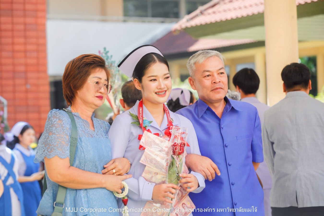 พยาบาลแม่โจ้ รุ่น 1 ประดับแถบหมวก-รับเข็มวิทยฐานะ พร้อมก้าวสู่พยาบาลวิชาชีพอย่างเป็นทางการ