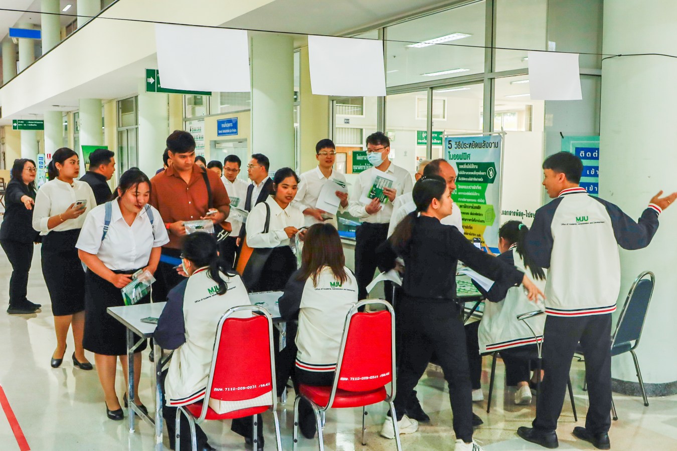 Congratulations    บรรยากาศ      บัณฑิตแม่โจ้ รายงานตัวเตรียมเข้าพิธีพระราชทานปริญญาบัตร ครั้งที่ 48