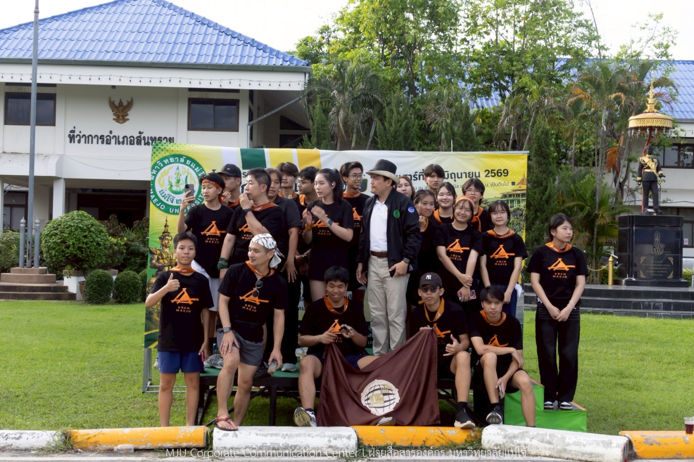 10 กิโลแห่งรอยยิ้ม ประเพณี เดินวิ่ง แม่โจ้ – สันทราย  ชาวสันทราย รุ่นพี่ ศิษย์เก่า  ร่วมต้อนรับอินทนิลช่อที่ 91 กว่า 6,200 คน อย่างอบอุ่น