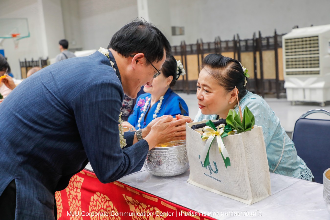 ชาวแม่โจ้ ร่วมพิธีดำหัวผู้อาวุโสและอธิการบดี ประจำปี 2569  สืบสานป๋าเวณี ปี๋ใหม่เมือง