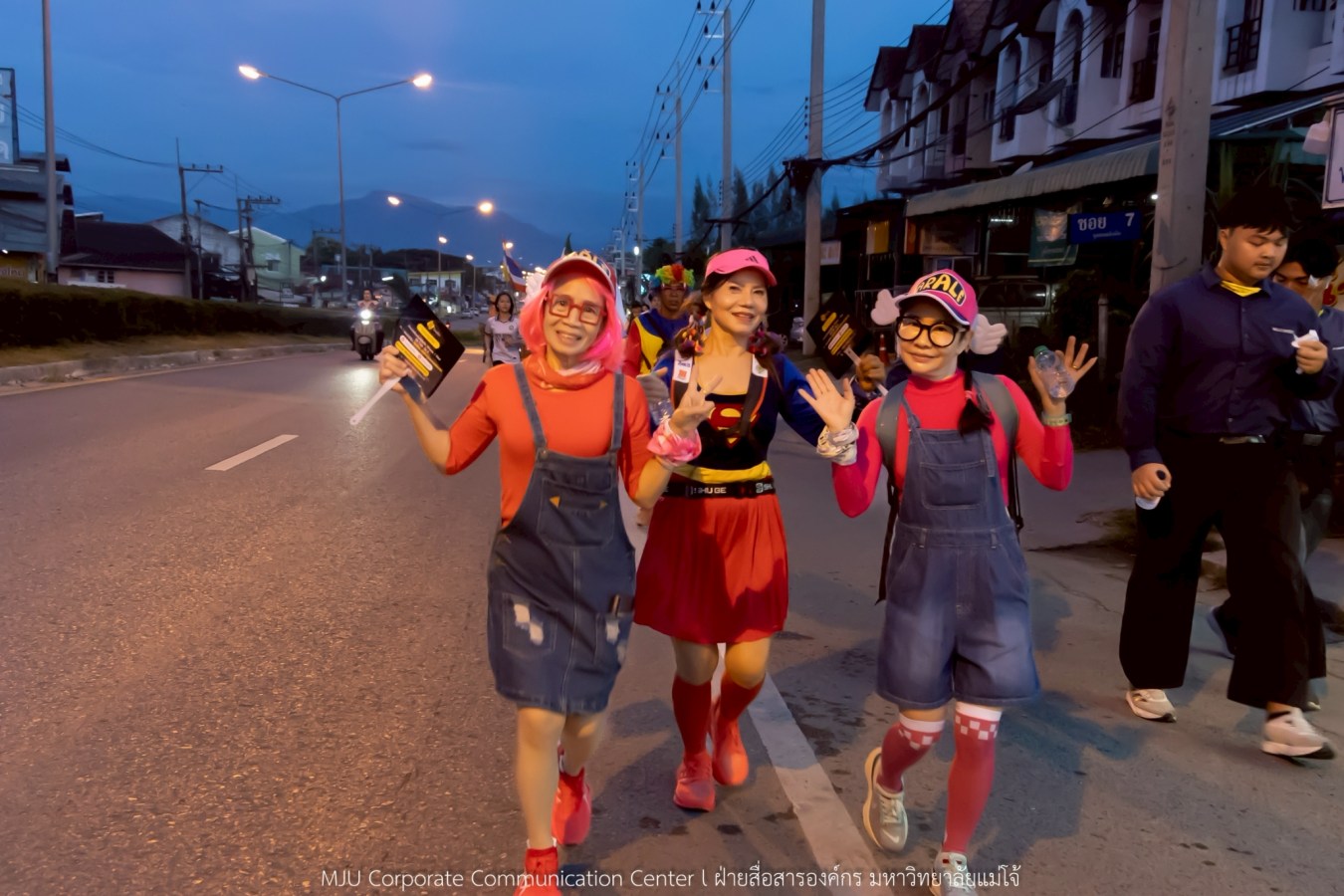 10 กิโลแห่งรอยยิ้ม ประเพณี เดินวิ่ง แม่โจ้ – สันทราย  ชาวสันทราย รุ่นพี่ ศิษย์เก่า  ร่วมต้อนรับอินทนิลช่อที่ 91 กว่า 6,200 คน อย่างอบอุ่น
