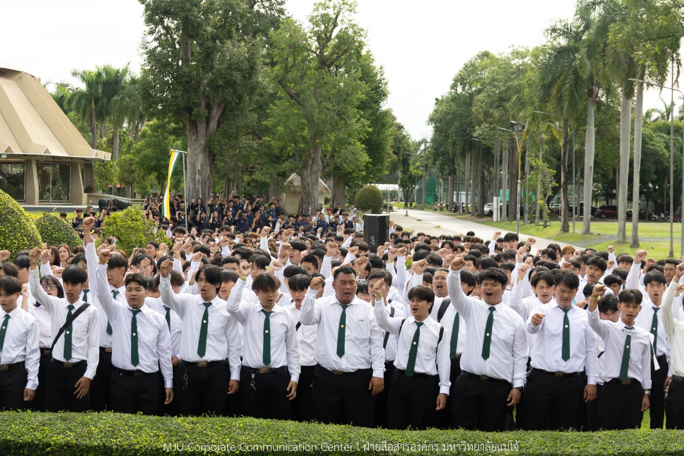 ม.แม่โจ้ เจิมหน้า-ผูกข้อมือ รับขวัญน้องใหม่ลูกแม่โจ้รุ่น 91