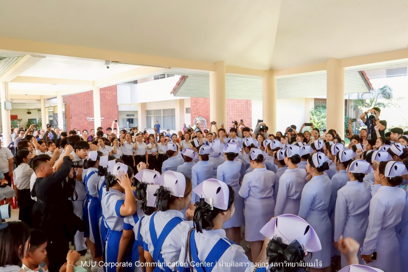 พยาบาลแม่โจ้ รุ่น 1 ประดับแถบหมวก-รับเข็มวิทยฐานะ พร้อมก้าวสู่พยาบาลวิชาชีพอย่างเป็นทางการ