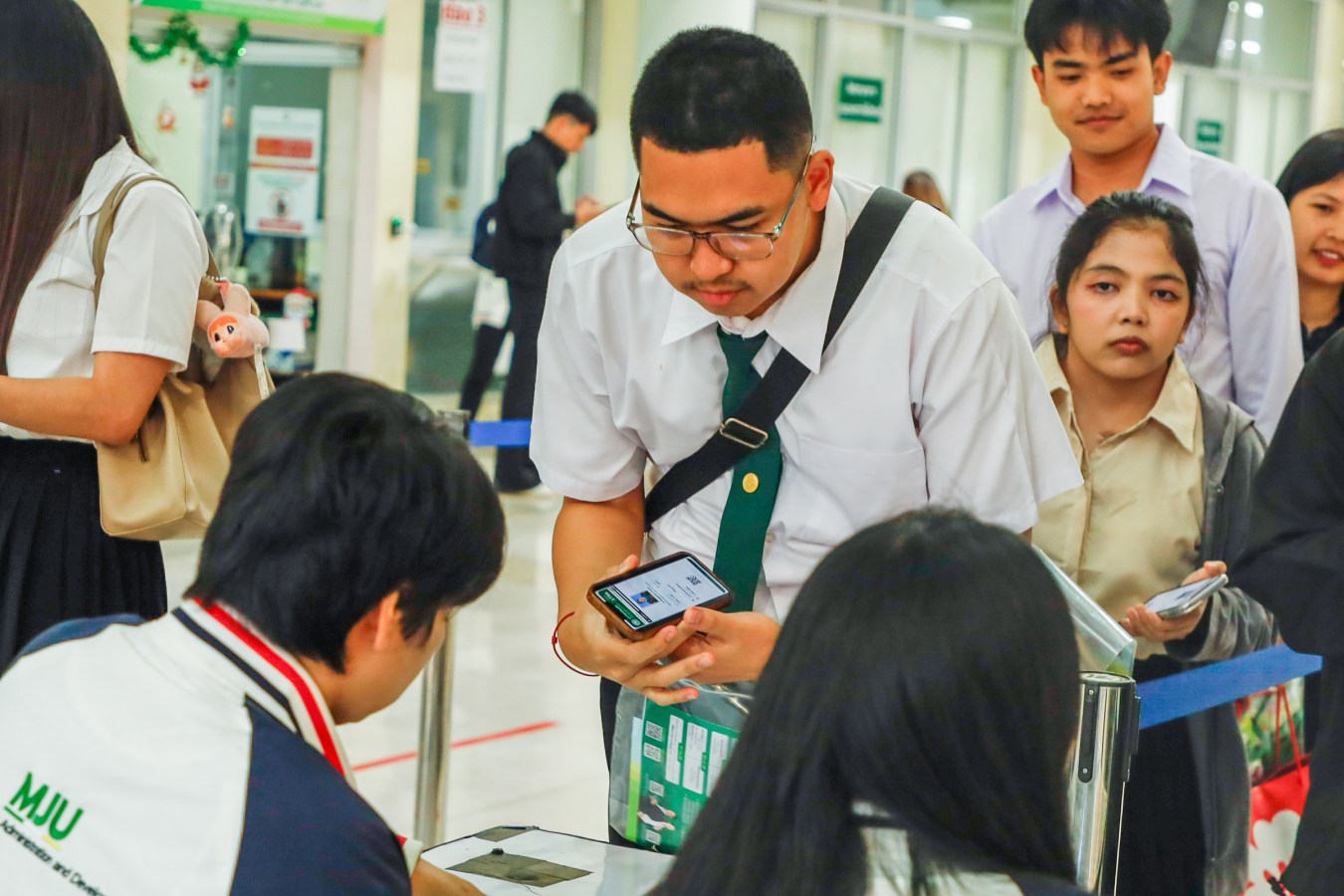 Congratulations    บรรยากาศ      บัณฑิตแม่โจ้ รายงานตัวเตรียมเข้าพิธีพระราชทานปริญญาบัตร ครั้งที่ 48