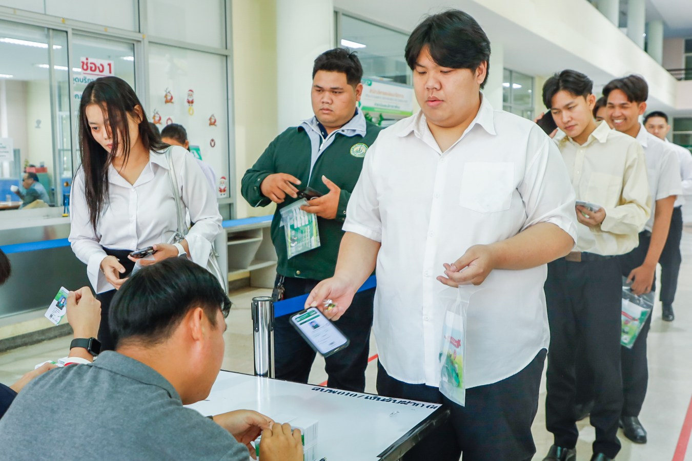 Congratulations    บรรยากาศ      บัณฑิตแม่โจ้ รายงานตัวเตรียมเข้าพิธีพระราชทานปริญญาบัตร ครั้งที่ 48