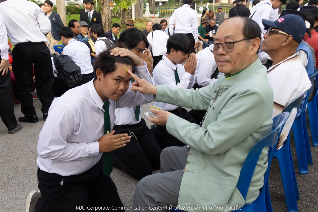 ม.แม่โจ้ เจิมหน้า-ผูกข้อมือ รับขวัญน้องใหม่ลูกแม่โจ้รุ่น 91