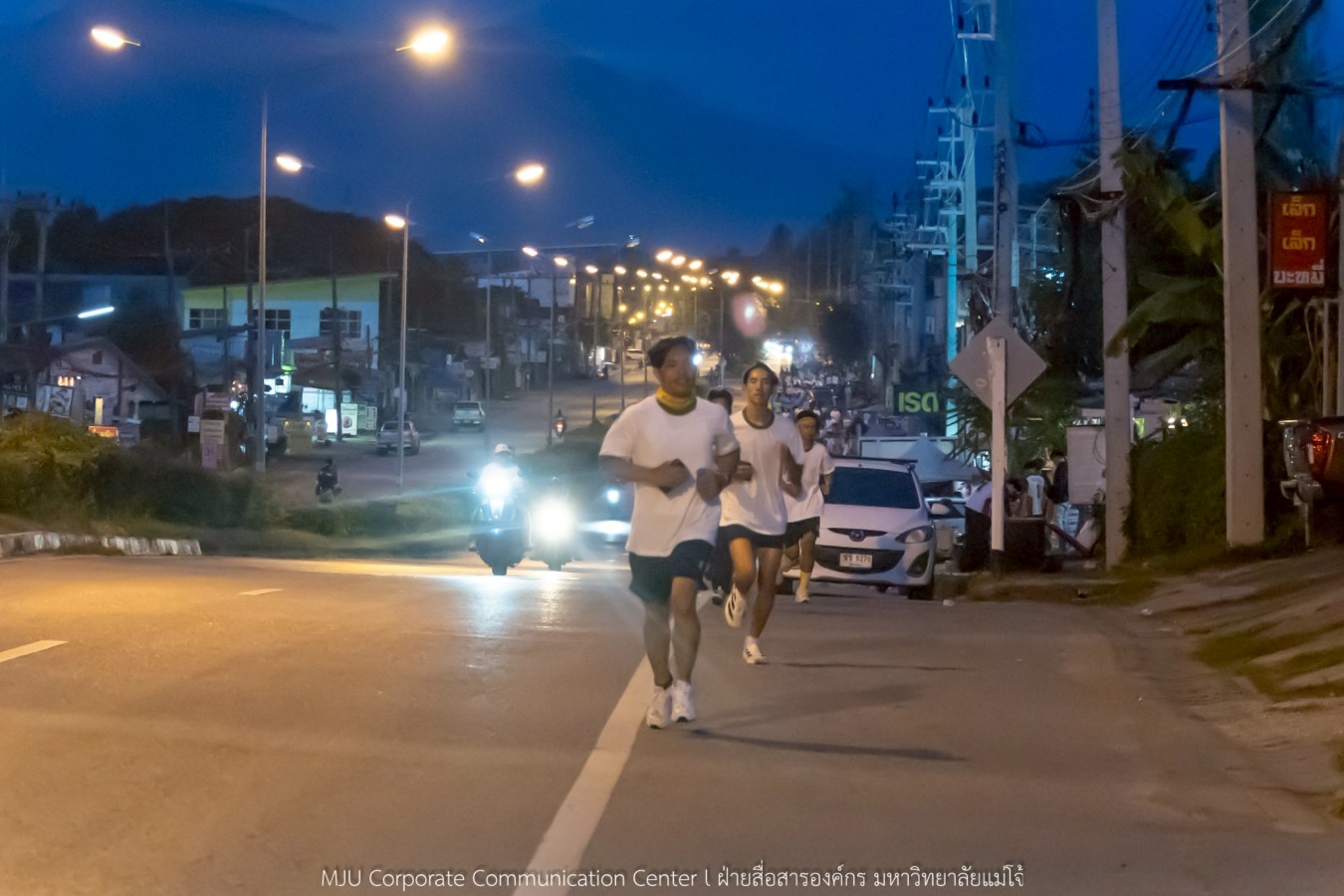 10 กิโลแห่งรอยยิ้ม ประเพณี เดินวิ่ง แม่โจ้ – สันทราย  ชาวสันทราย รุ่นพี่ ศิษย์เก่า  ร่วมต้อนรับอินทนิลช่อที่ 91 กว่า 6,200 คน อย่างอบอุ่น