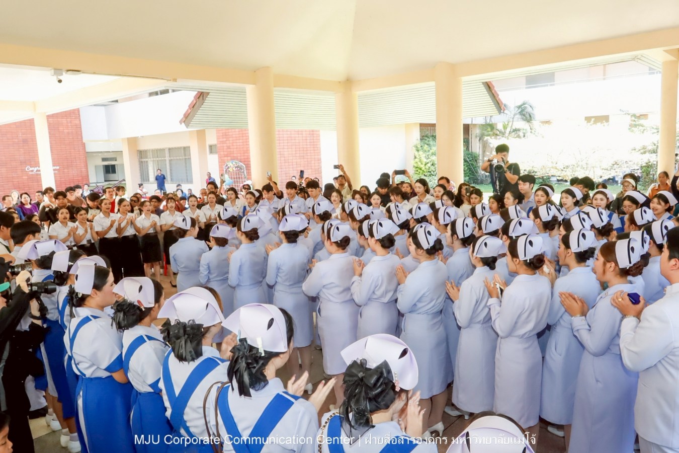 พยาบาลแม่โจ้ รุ่น 1 ประดับแถบหมวก-รับเข็มวิทยฐานะ พร้อมก้าวสู่พยาบาลวิชาชีพอย่างเป็นทางการ