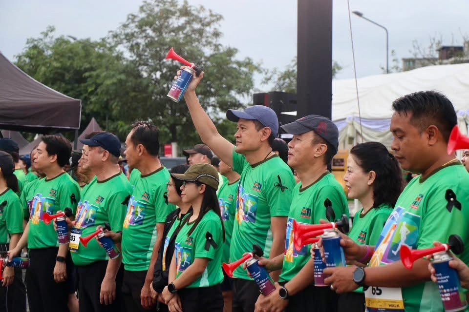 ผู้แทนมหาวิทยาลัย เข้ารับเกียรติบัตร ในฐานะหน่วยงานผู้สนับสนุนกิจกรรม “เดิน วิ่ง ปั่น ป้องกันอัมพาต ครั้งที่ 11”