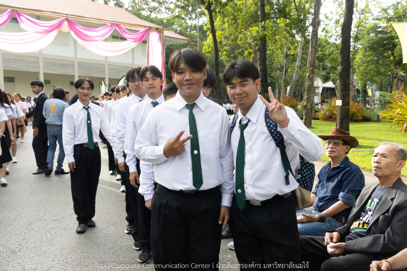 ม.แม่โจ้ เจิมหน้า-ผูกข้อมือ รับขวัญน้องใหม่ลูกแม่โจ้รุ่น 91