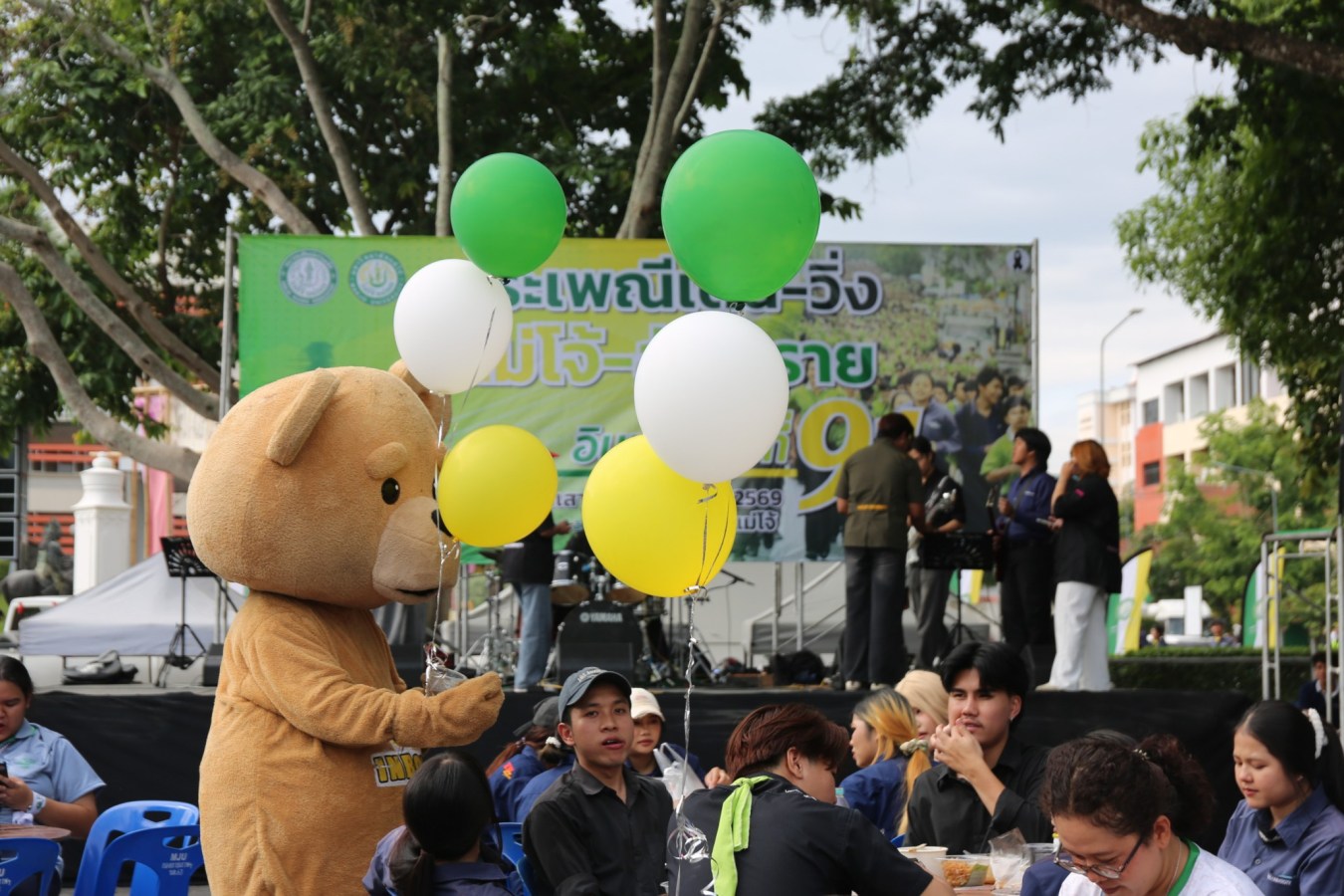 10 กิโลแห่งรอยยิ้ม ประเพณี เดินวิ่ง แม่โจ้ – สันทราย  ชาวสันทราย รุ่นพี่ ศิษย์เก่า  ร่วมต้อนรับอินทนิลช่อที่ 91 กว่า 6,200 คน อย่างอบอุ่น