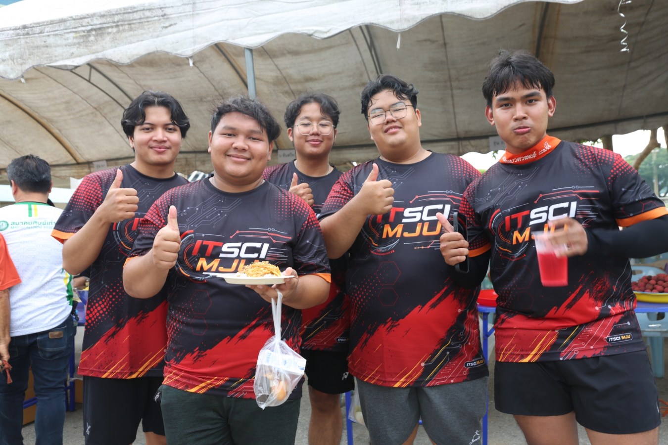 10 กิโลแห่งรอยยิ้ม ประเพณี เดินวิ่ง แม่โจ้ – สันทราย  ชาวสันทราย รุ่นพี่ ศิษย์เก่า  ร่วมต้อนรับอินทนิลช่อที่ 91 กว่า 6,200 คน อย่างอบอุ่น
