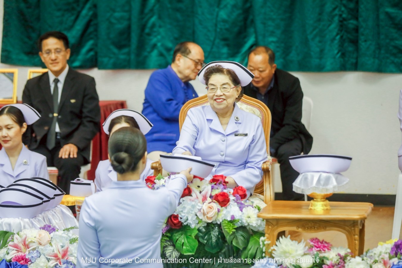 พยาบาลแม่โจ้ รุ่น 1 ประดับแถบหมวก-รับเข็มวิทยฐานะ พร้อมก้าวสู่พยาบาลวิชาชีพอย่างเป็นทางการ
