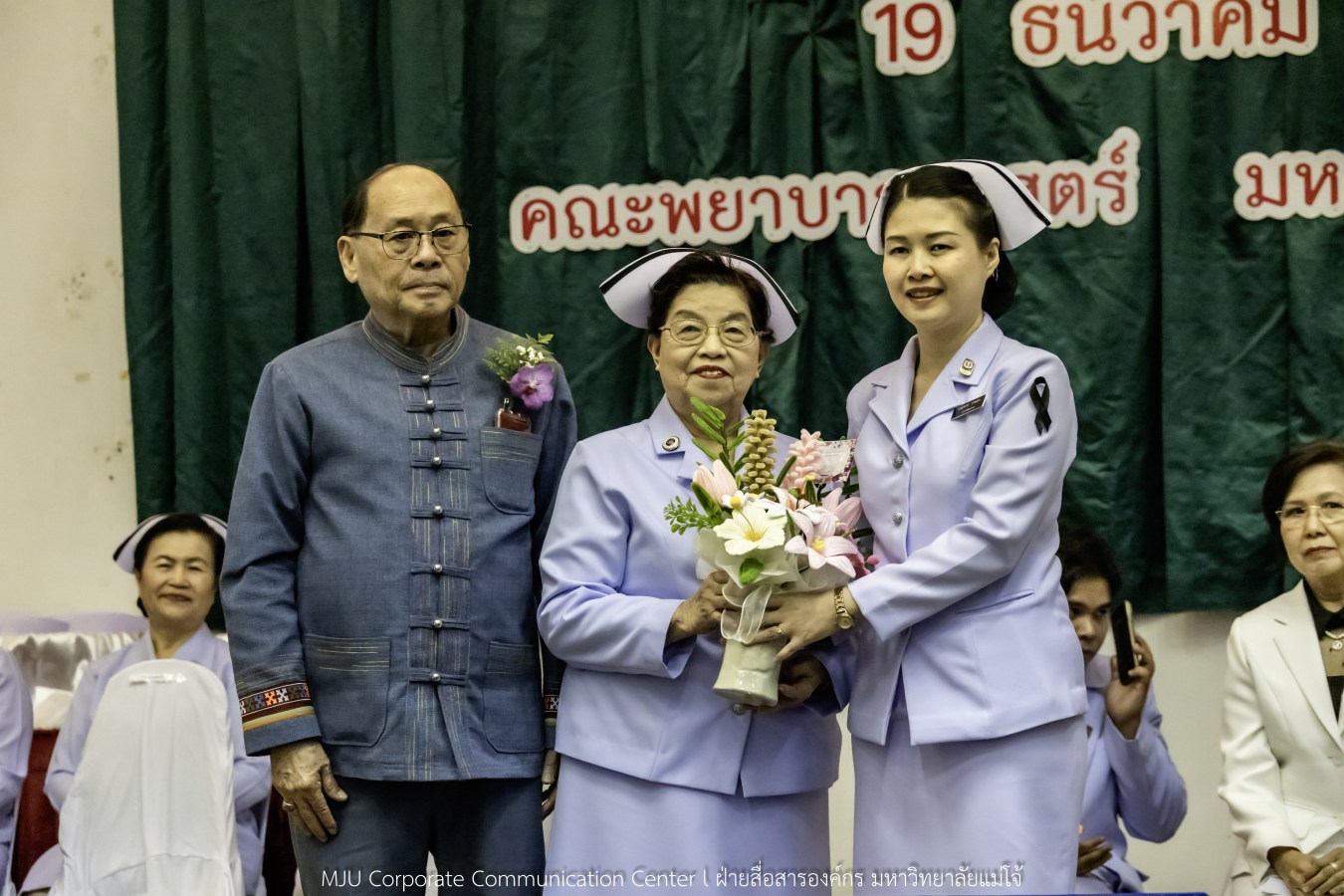 พยาบาลแม่โจ้ รุ่นที่ 3  รับหมวก เข็มเลื่อนชั้นปี และตะเกียงไนติงเกล เตรียมพร้อมออกฝึกปฏิบัติการจริงในสถานพยาบาล