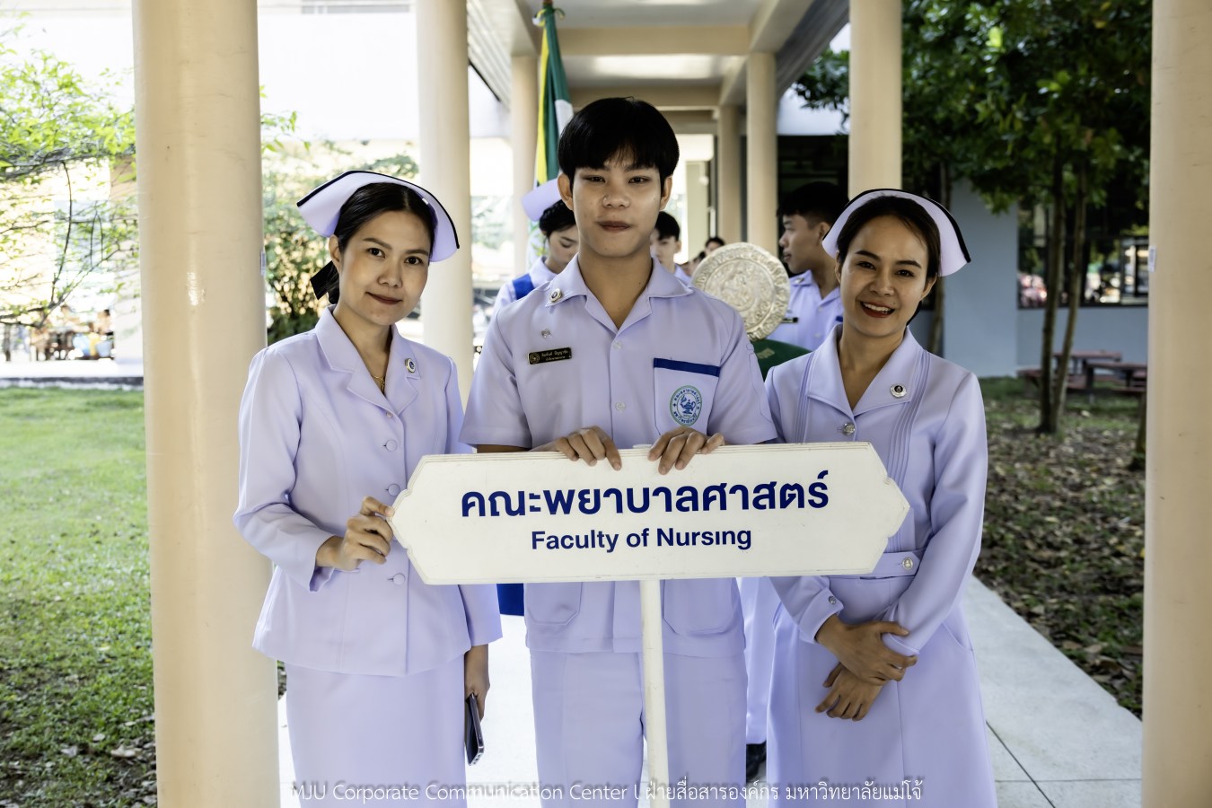 พยาบาลแม่โจ้ รุ่นที่ 3  รับหมวก เข็มเลื่อนชั้นปี และตะเกียงไนติงเกล เตรียมพร้อมออกฝึกปฏิบัติการจริงในสถานพยาบาล