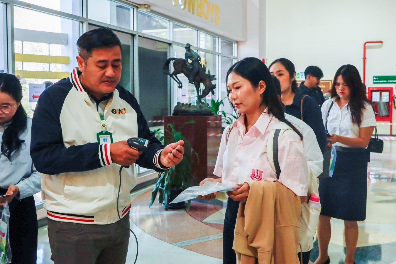 Congratulations    บรรยากาศ      บัณฑิตแม่โจ้ รายงานตัวเตรียมเข้าพิธีพระราชทานปริญญาบัตร ครั้งที่ 48