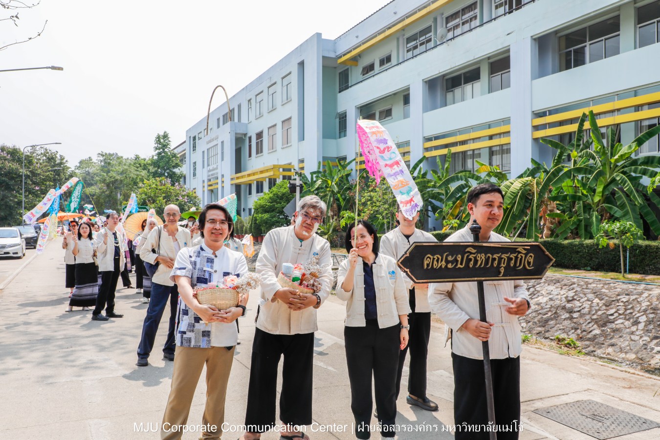 ชาวแม่โจ้ ร่วมพิธีดำหัวผู้อาวุโสและอธิการบดี ประจำปี 2569  สืบสานป๋าเวณี ปี๋ใหม่เมือง