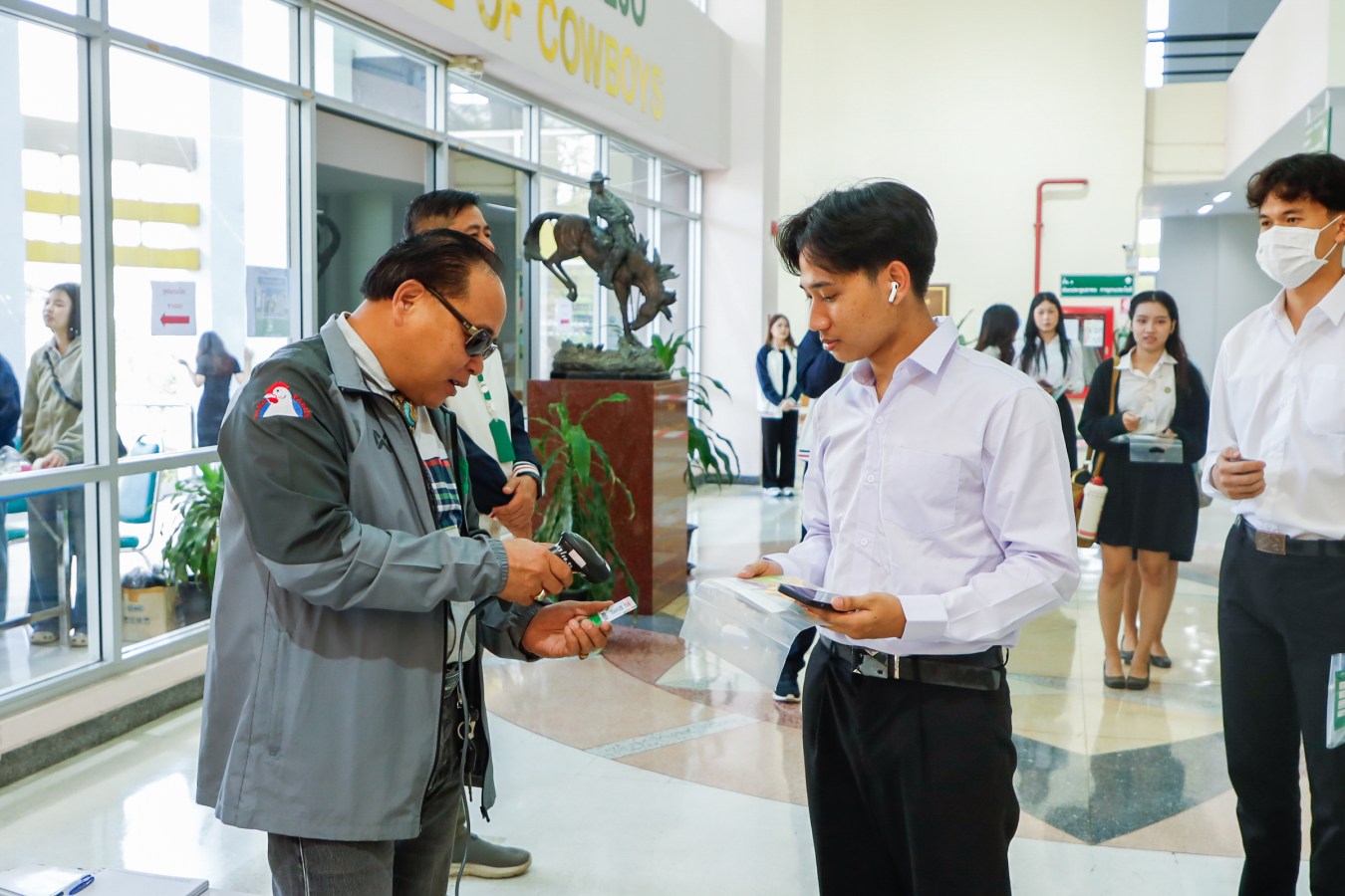 Congratulations    บรรยากาศ      บัณฑิตแม่โจ้ รายงานตัวเตรียมเข้าพิธีพระราชทานปริญญาบัตร ครั้งที่ 48