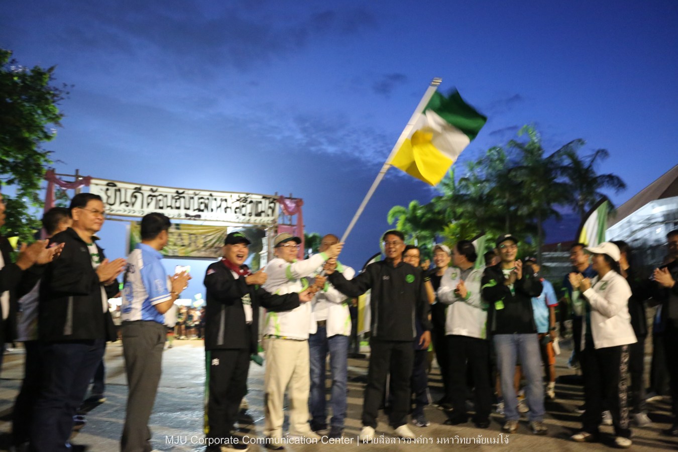 10 กิโลแห่งรอยยิ้ม ประเพณี เดินวิ่ง แม่โจ้ – สันทราย  ชาวสันทราย รุ่นพี่ ศิษย์เก่า  ร่วมต้อนรับอินทนิลช่อที่ 91 กว่า 6,200 คน อย่างอบอุ่น