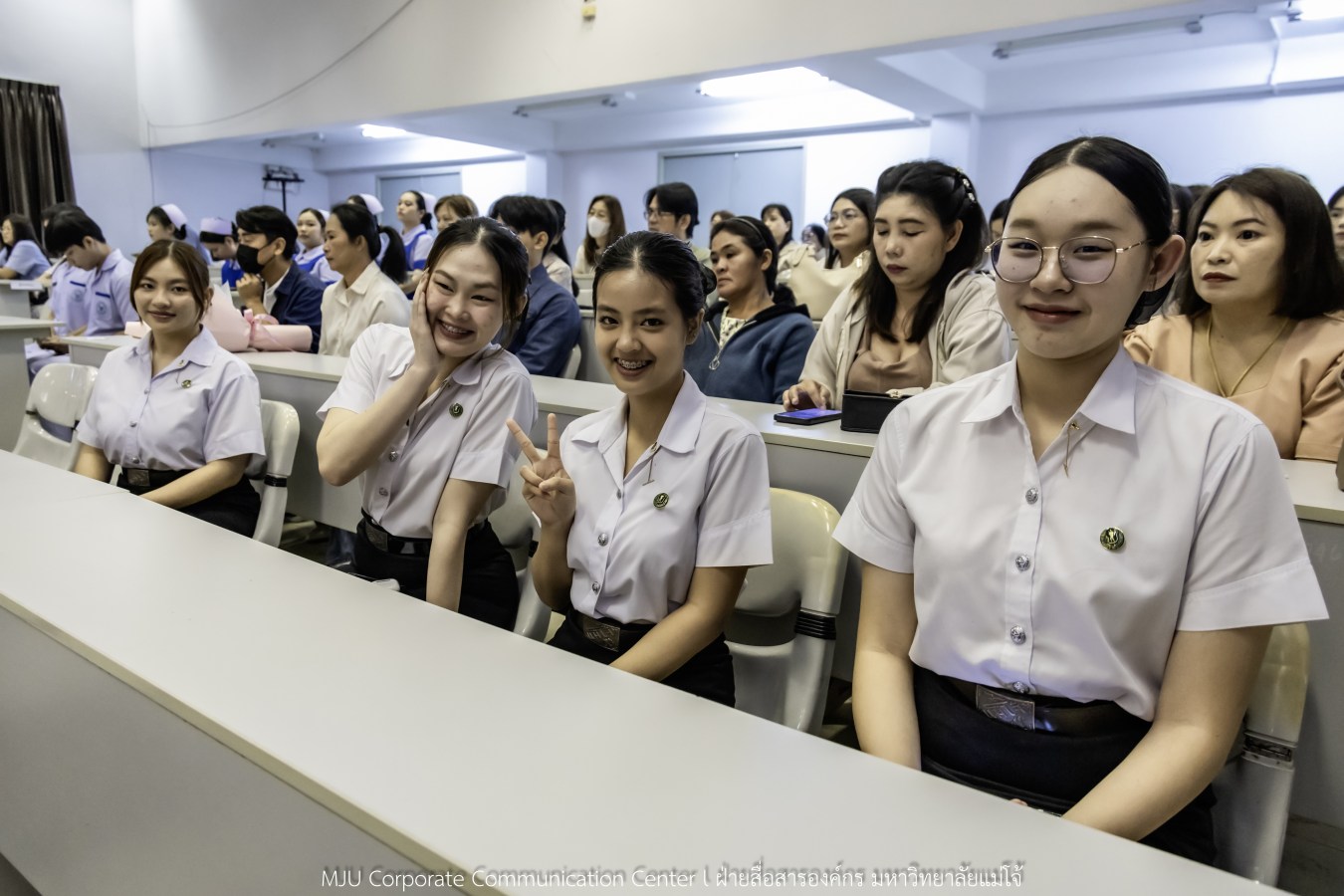 พยาบาลแม่โจ้ รุ่นที่ 3  รับหมวก เข็มเลื่อนชั้นปี และตะเกียงไนติงเกล เตรียมพร้อมออกฝึกปฏิบัติการจริงในสถานพยาบาล