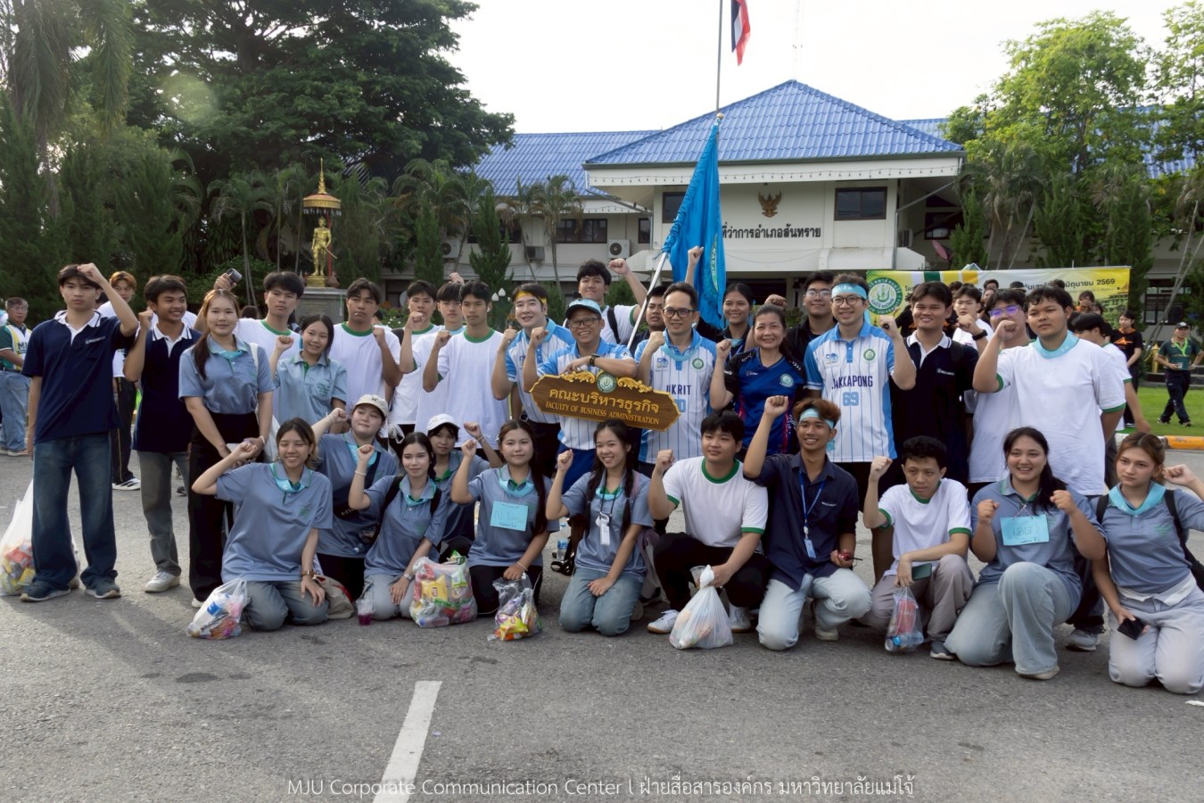 10 กิโลแห่งรอยยิ้ม ประเพณี เดินวิ่ง แม่โจ้ – สันทราย  ชาวสันทราย รุ่นพี่ ศิษย์เก่า  ร่วมต้อนรับอินทนิลช่อที่ 91 กว่า 6,200 คน อย่างอบอุ่น