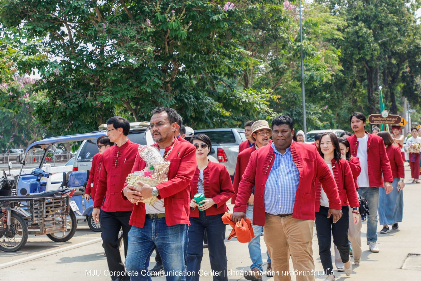 ชาวแม่โจ้ ร่วมพิธีดำหัวผู้อาวุโสและอธิการบดี ประจำปี 2569  สืบสานป๋าเวณี ปี๋ใหม่เมือง