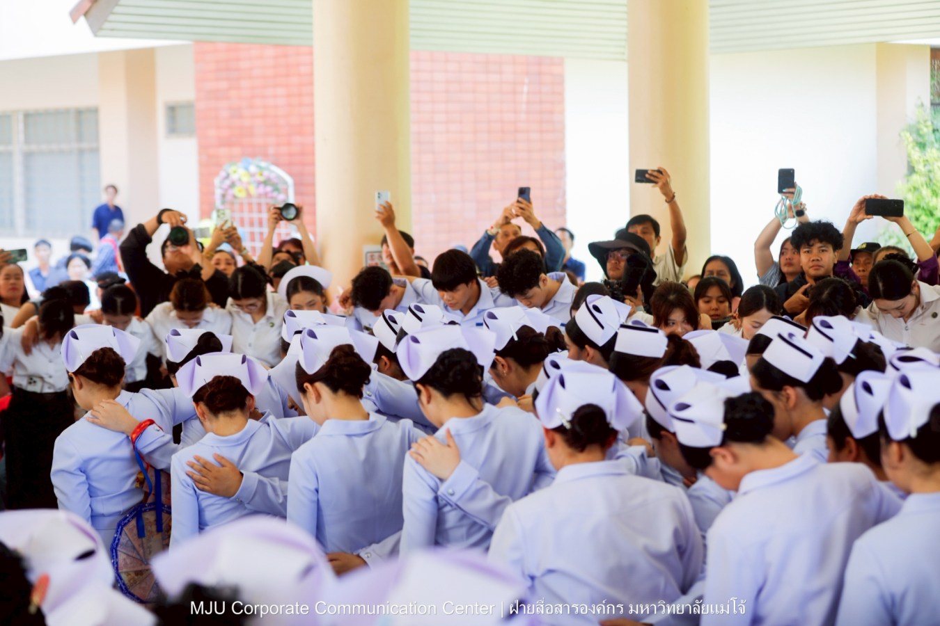 พยาบาลแม่โจ้ รุ่น 1 ประดับแถบหมวก-รับเข็มวิทยฐานะ พร้อมก้าวสู่พยาบาลวิชาชีพอย่างเป็นทางการ