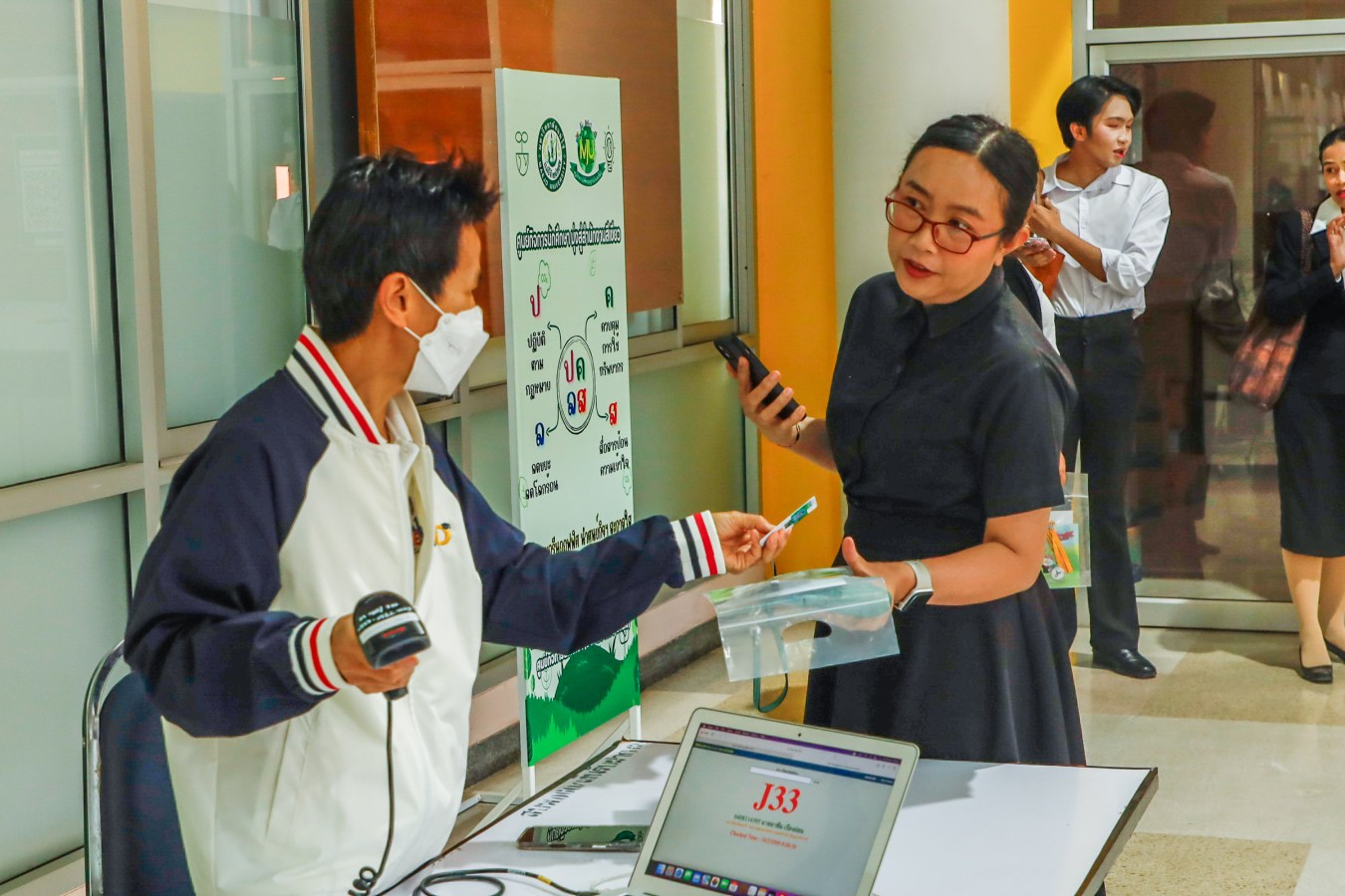 Congratulations    บรรยากาศ      บัณฑิตแม่โจ้ รายงานตัวเตรียมเข้าพิธีพระราชทานปริญญาบัตร ครั้งที่ 48