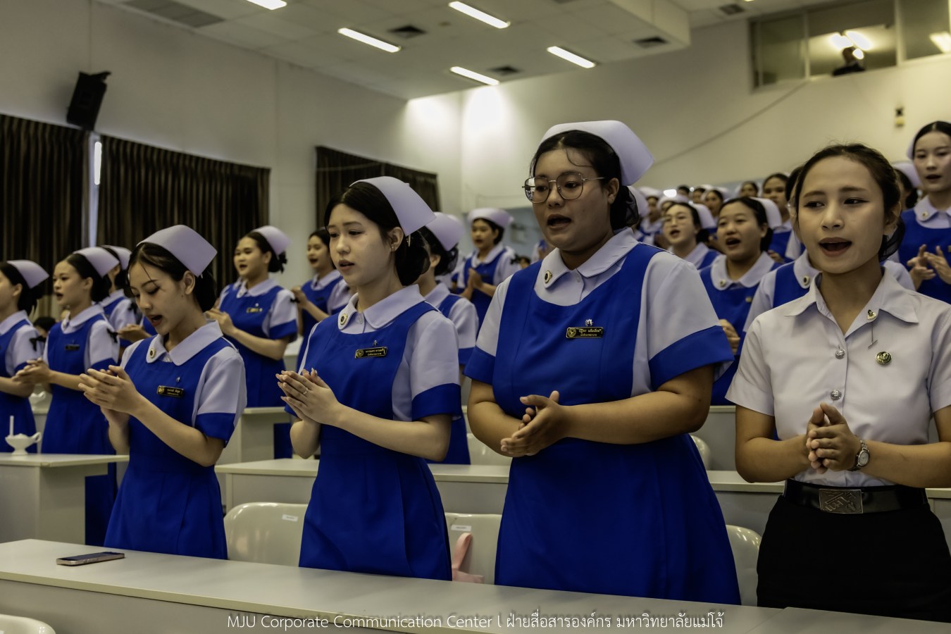 พยาบาลแม่โจ้ รุ่นที่ 3  รับหมวก เข็มเลื่อนชั้นปี และตะเกียงไนติงเกล เตรียมพร้อมออกฝึกปฏิบัติการจริงในสถานพยาบาล