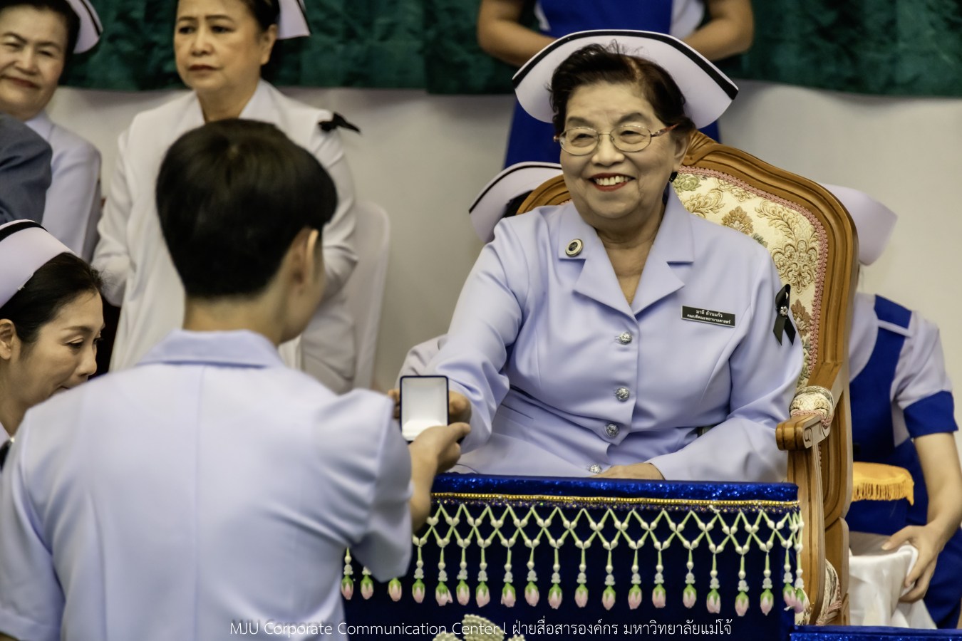 พยาบาลแม่โจ้ รุ่นที่ 3  รับหมวก เข็มเลื่อนชั้นปี และตะเกียงไนติงเกล เตรียมพร้อมออกฝึกปฏิบัติการจริงในสถานพยาบาล