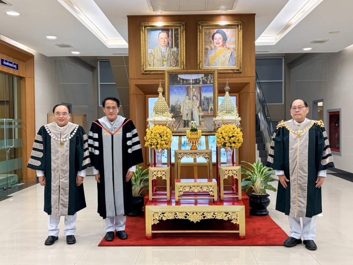 ม.แม่โจ้ เข้าเฝ้าฯ ทูลเกล้าฯ ถวายปริญญาดุษฎีบัณฑิตกิตติมศักดิ์ และผลิตภัณฑ์มงคลแด่ ในหลวง-พระราชินี