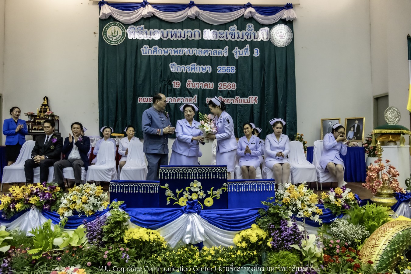 พยาบาลแม่โจ้ รุ่นที่ 3  รับหมวก เข็มเลื่อนชั้นปี และตะเกียงไนติงเกล เตรียมพร้อมออกฝึกปฏิบัติการจริงในสถานพยาบาล