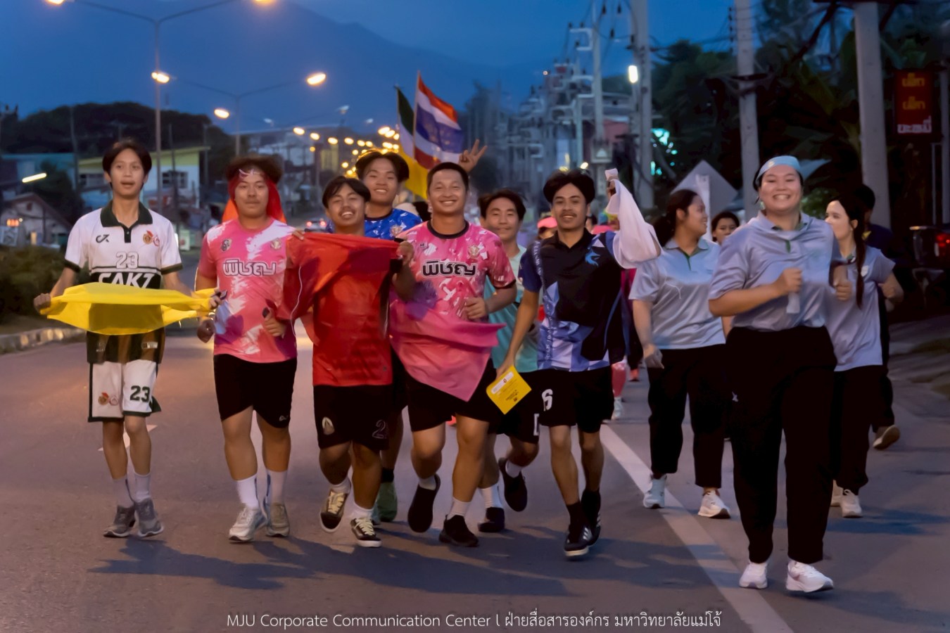 10 กิโลแห่งรอยยิ้ม ประเพณี เดินวิ่ง แม่โจ้ – สันทราย  ชาวสันทราย รุ่นพี่ ศิษย์เก่า  ร่วมต้อนรับอินทนิลช่อที่ 91 กว่า 6,200 คน อย่างอบอุ่น