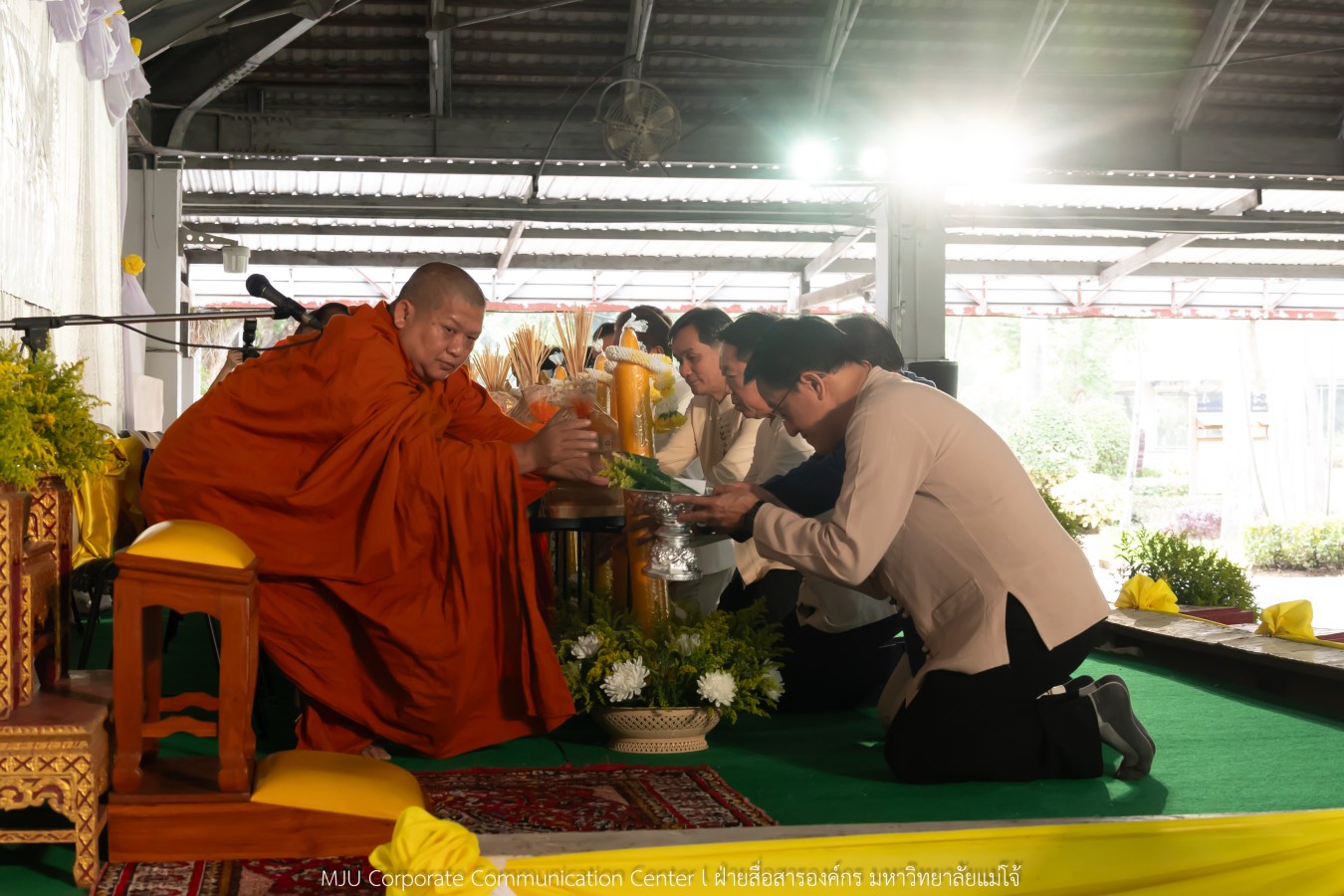 ม.แม่โจ้ ทำนุบำรุงพระพุทธศาสนา จัดถวายเทียนพรรษา 9 วัด