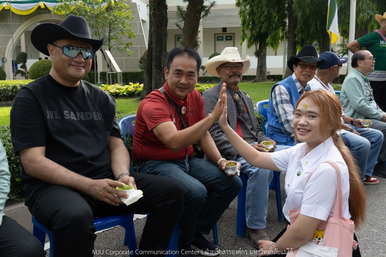 ม.แม่โจ้ เจิมหน้า-ผูกข้อมือ รับขวัญน้องใหม่ลูกแม่โจ้รุ่น 91
