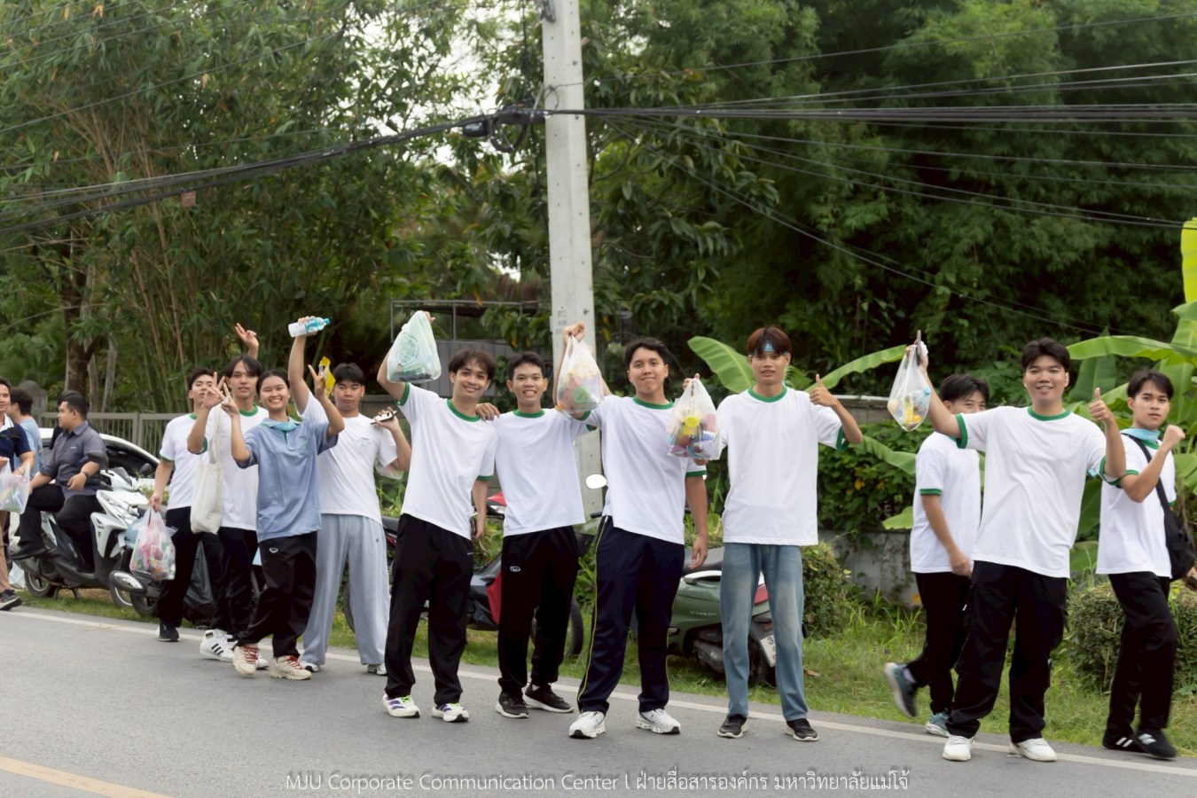 10 กิโลแห่งรอยยิ้ม ประเพณี เดินวิ่ง แม่โจ้ – สันทราย  ชาวสันทราย รุ่นพี่ ศิษย์เก่า  ร่วมต้อนรับอินทนิลช่อที่ 91 กว่า 6,200 คน อย่างอบอุ่น