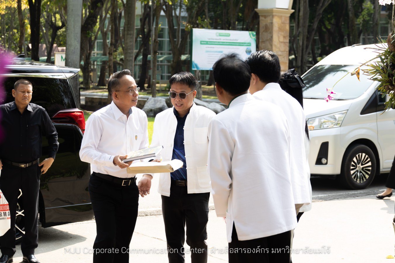 รองปลัดกระทรวงมหาดไทย สักการะสิ่งศักดิ์ ม.แม่โจ้